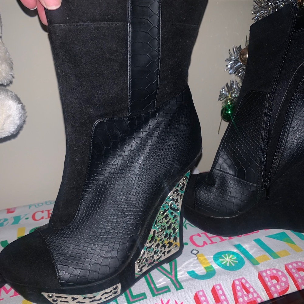 Boots - Picture 2 of 3